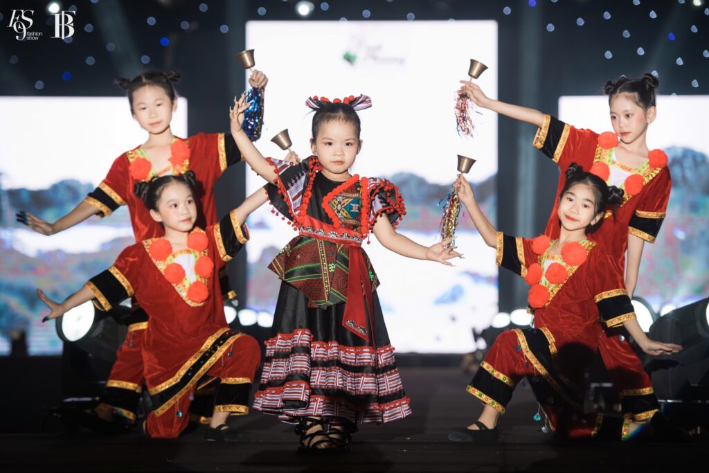 Tự hào vẻ đẹp Việt Nam với sự kiện 'Dấu Ấn Việt Nam' Fashion show 9 96a1c3315638f866a129