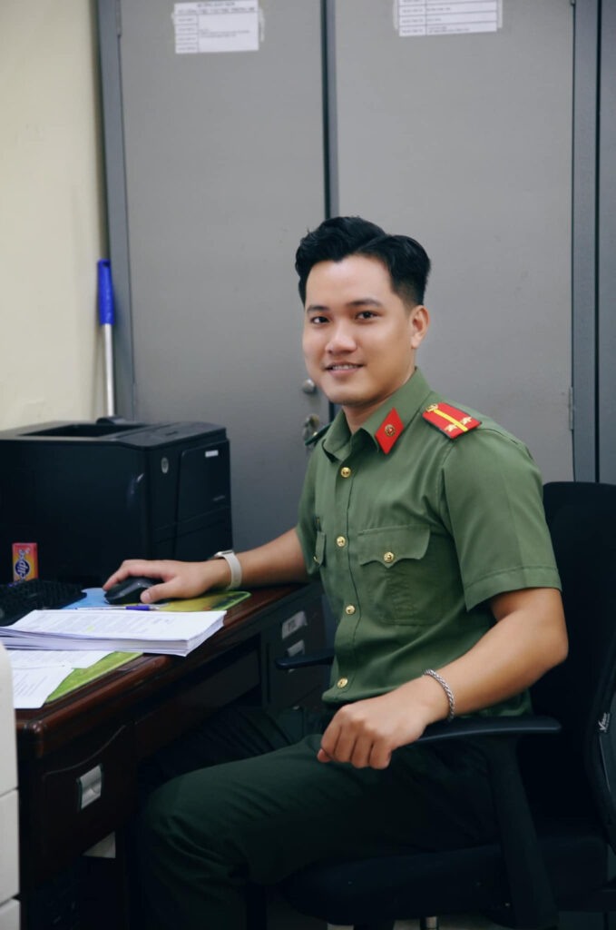 Tiết lộ về chiến sĩ cảnh vệ 'gây sốt' ở Mr World Vietnam 2024 3 422806478 1998010497238699 5612794414901648942 n 882