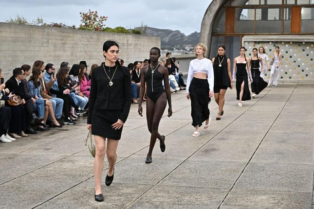 Mãn nhãn với màn trình diễn Chanel Cruise 2025: Chuyến du ngoạn đến Marseille 8 image 9
