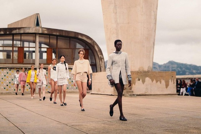Mãn nhãn với màn trình diễn Chanel Cruise 2025: Chuyến du ngoạn đến Marseille 1 img 4881 7670