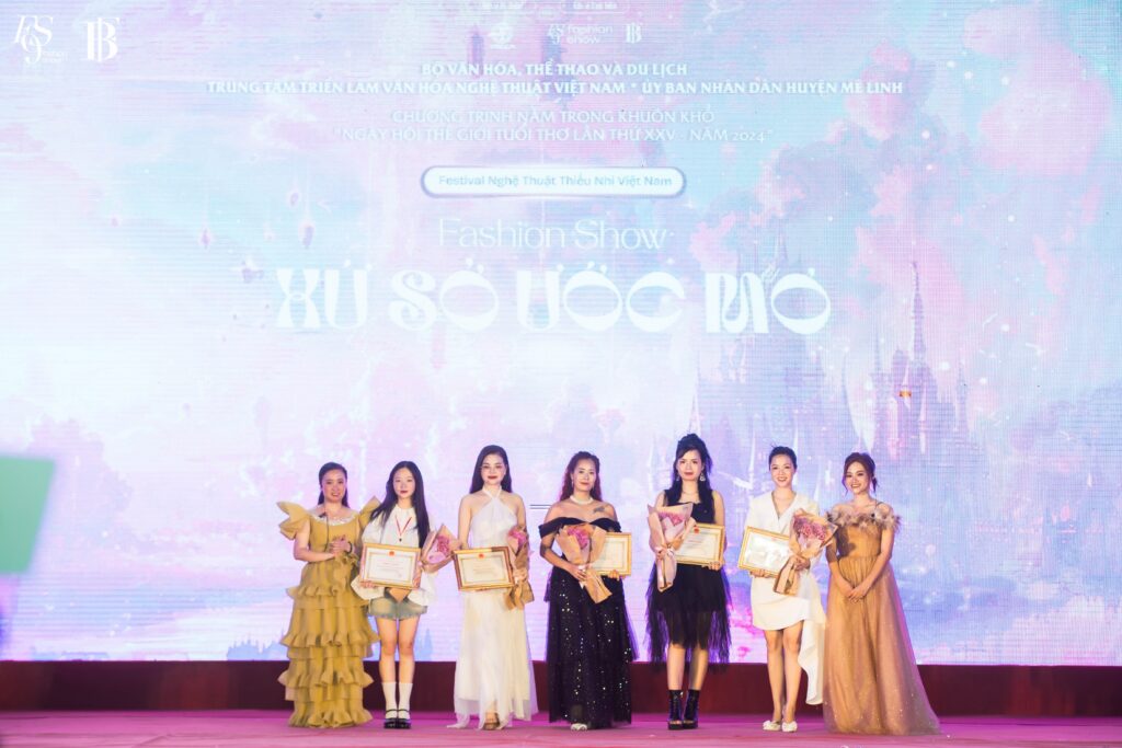 Huấn Luyện Viên Catwalk Kiều Trang Vinh Dự Nhận Bằng Khen Của Trung Tâm Triển Lãm VHNT Việt Nam 1 9FS4.201243