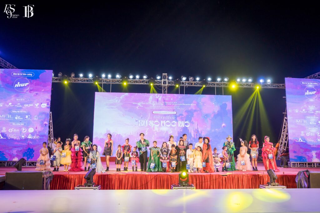 Vedette Vũ Tuệ Lâm Tỏa Sáng Rực Rỡ Tại “Xứ Sở Ước Mơ” Fashion Show 4 9FS4.225106