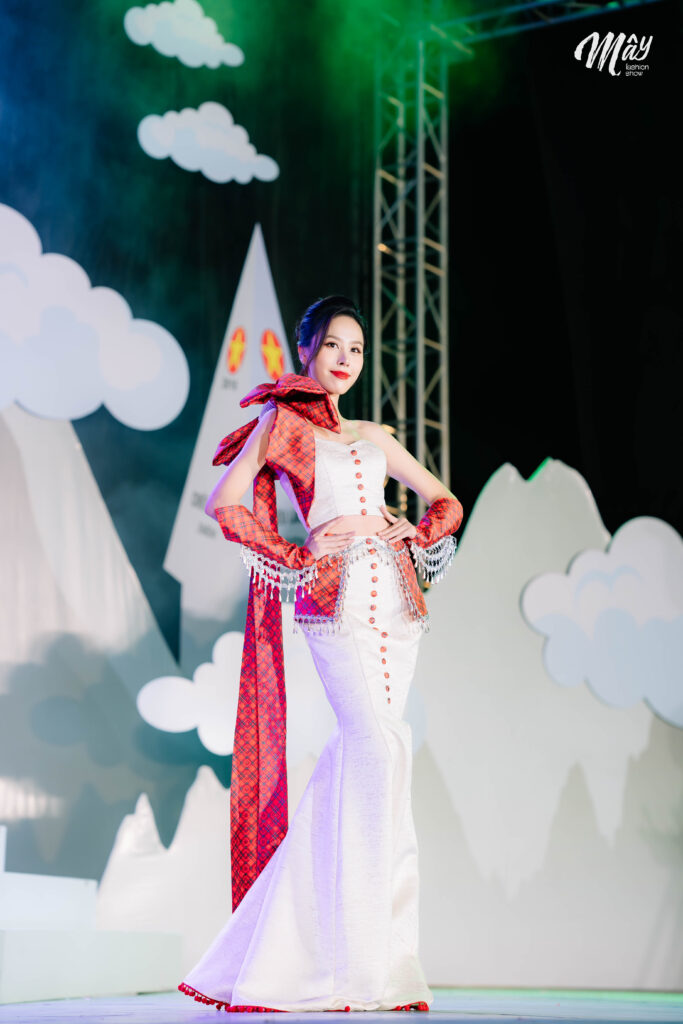 Đặc Sắc Tại MÂY Fashion Show: Bộ Trang Phục Dệt Tằm Bông của Nhà Thiết Kế Nguyễn Anh Tuấn 2 DSC08864