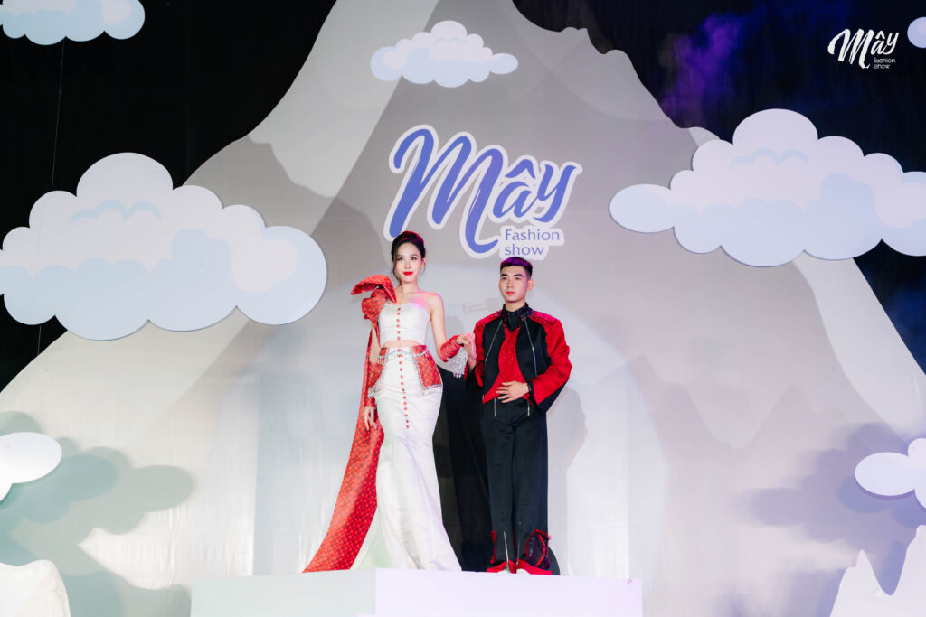 Đặc Sắc Tại MÂY Fashion Show: Bộ Trang Phục Dệt Tằm Bông của Nhà Thiết Kế Nguyễn Anh Tuấn 1 HHA04275
