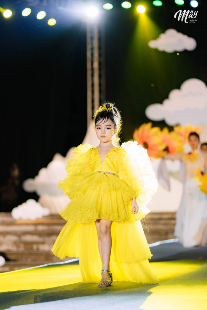Annie Tuệ Nhi: Vedette Nhí "Đốn Tim" Khán Giả Tại MÂY Fashion Show Hà Giang 4 NVH00192