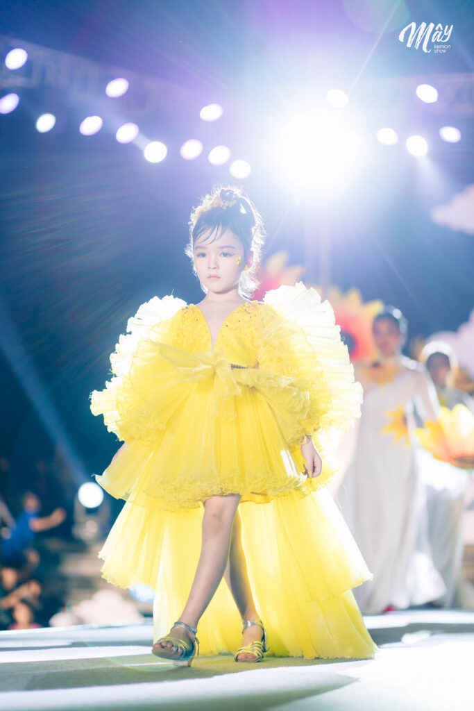 Annie Tuệ Nhi: Vedette Nhí "Đốn Tim" Khán Giả Tại MÂY Fashion Show Hà Giang 2 NVH00204