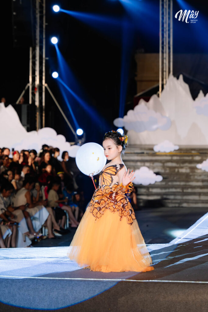 Nàng Vedette Nông Ngọc Khuê Tỏa Sáng Rực Rỡ tại MÂY Fashion Show Hà Giang 2 TLV2527