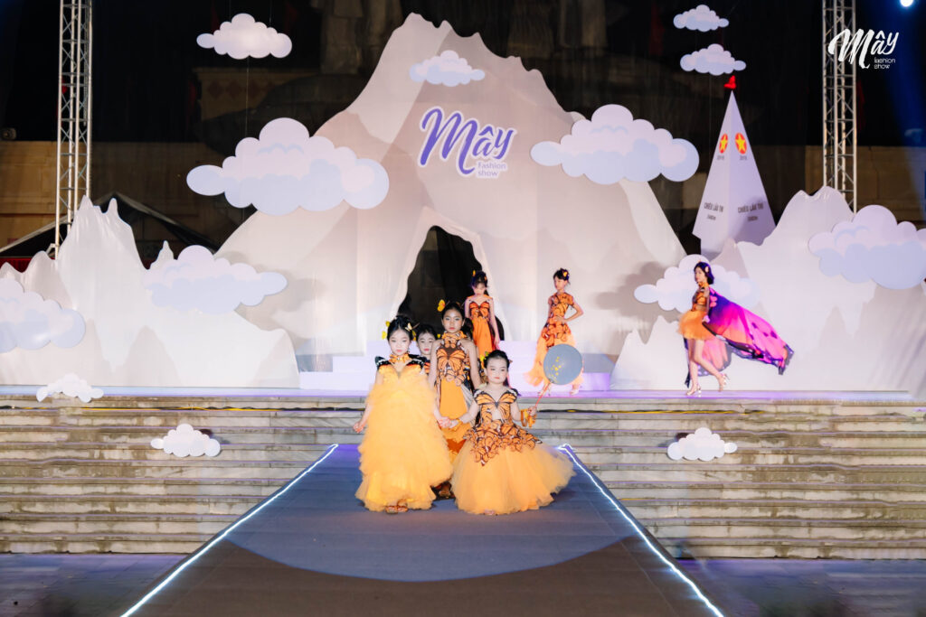 Nàng Vedette Nông Ngọc Khuê Tỏa Sáng Rực Rỡ tại MÂY Fashion Show Hà Giang 5 TLV2533