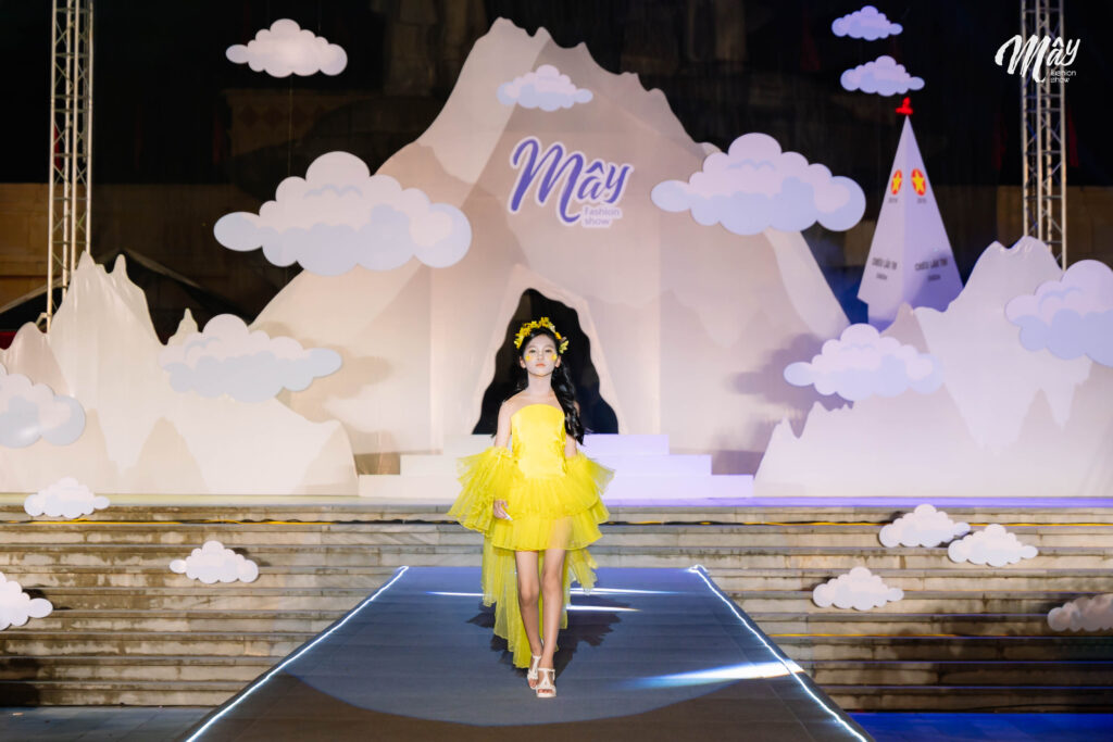 Phạm Nguyễn Quỳnh Anh: First Face Nhí Chinh Phục Sàn Diễn MÂY Fashion Show Tại Hà Giang 1 TLV2612