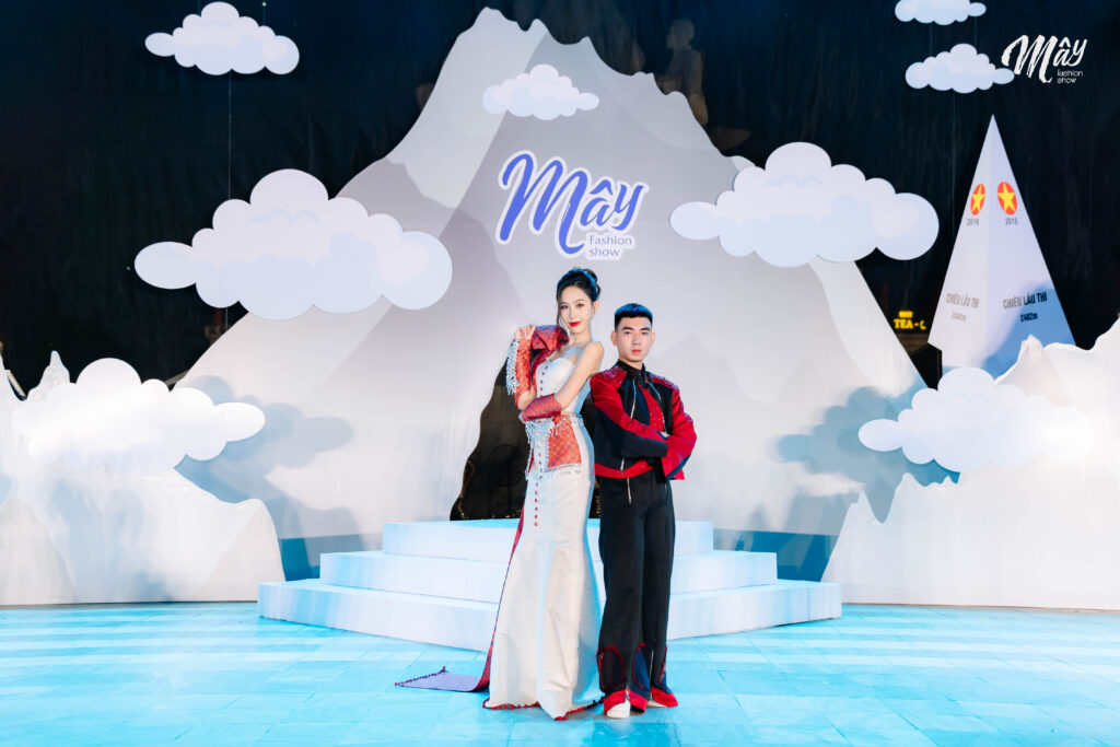 Đặc Sắc Tại MÂY Fashion Show: Bộ Trang Phục Dệt Tằm Bông của Nhà Thiết Kế Nguyễn Anh Tuấn 4 TLV3156
