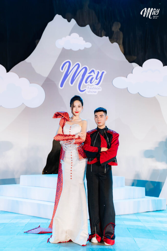 Đặc Sắc Tại MÂY Fashion Show: Bộ Trang Phục Dệt Tằm Bông của Nhà Thiết Kế Nguyễn Anh Tuấn 3 TLV3167
