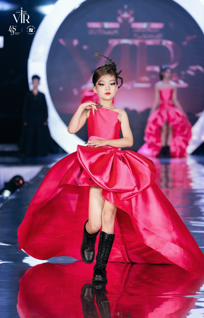 GƯƠNG MẶT ĐẠI DIỆN NGUYỄN NGỌC DIỆP CÙNG KHOẢNH KHẮC TỎA SÁNG TẠI VIETNAM ICONIC RUNWAY 2024. 3 IMG 6519