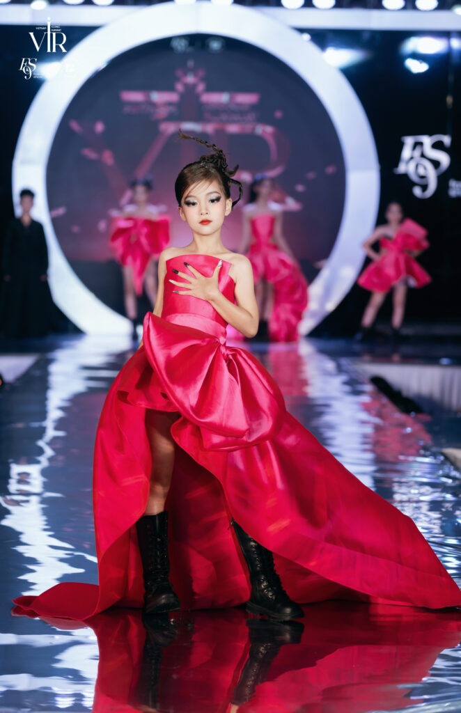 GƯƠNG MẶT ĐẠI DIỆN NGUYỄN NGỌC DIỆP CÙNG KHOẢNH KHẮC TỎA SÁNG TẠI VIETNAM ICONIC RUNWAY 2024. 4 IMG 6520