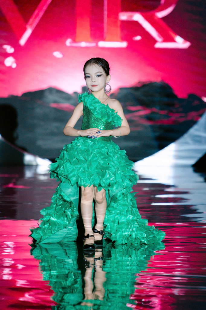 Đại sứ Văn hoá Nguyễn Nhật Hạ và phần trình diễn ấn tượng tại Vietnam Iconic Runway Cao Bằng 2 image 10