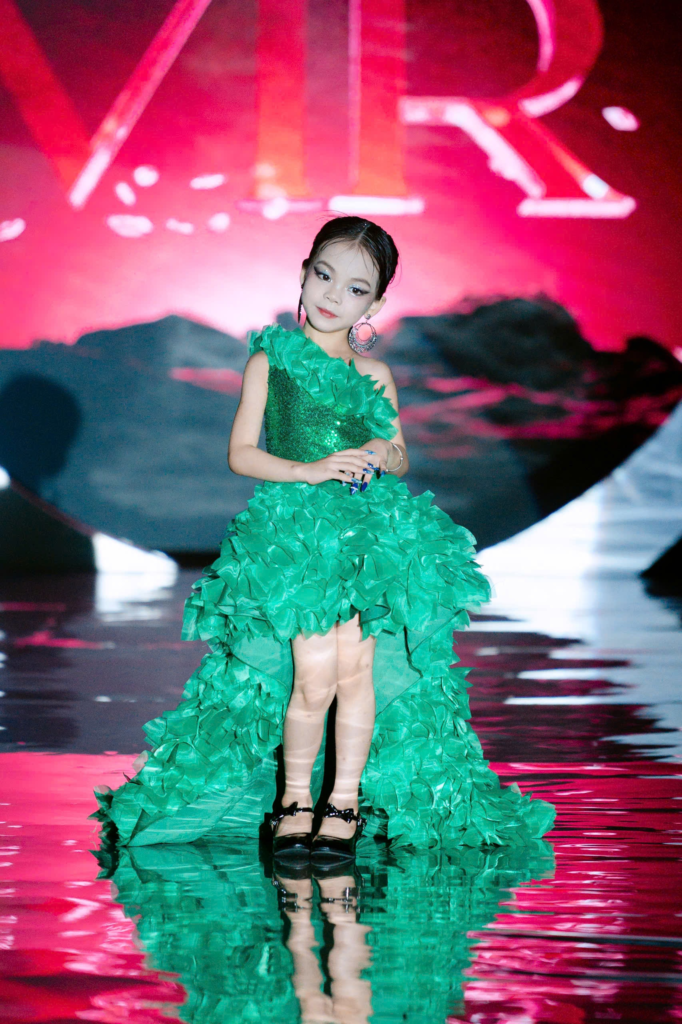 Đại sứ Văn hoá Nguyễn Nhật Hạ và phần trình diễn ấn tượng tại Vietnam Iconic Runway Cao Bằng 5 image 13