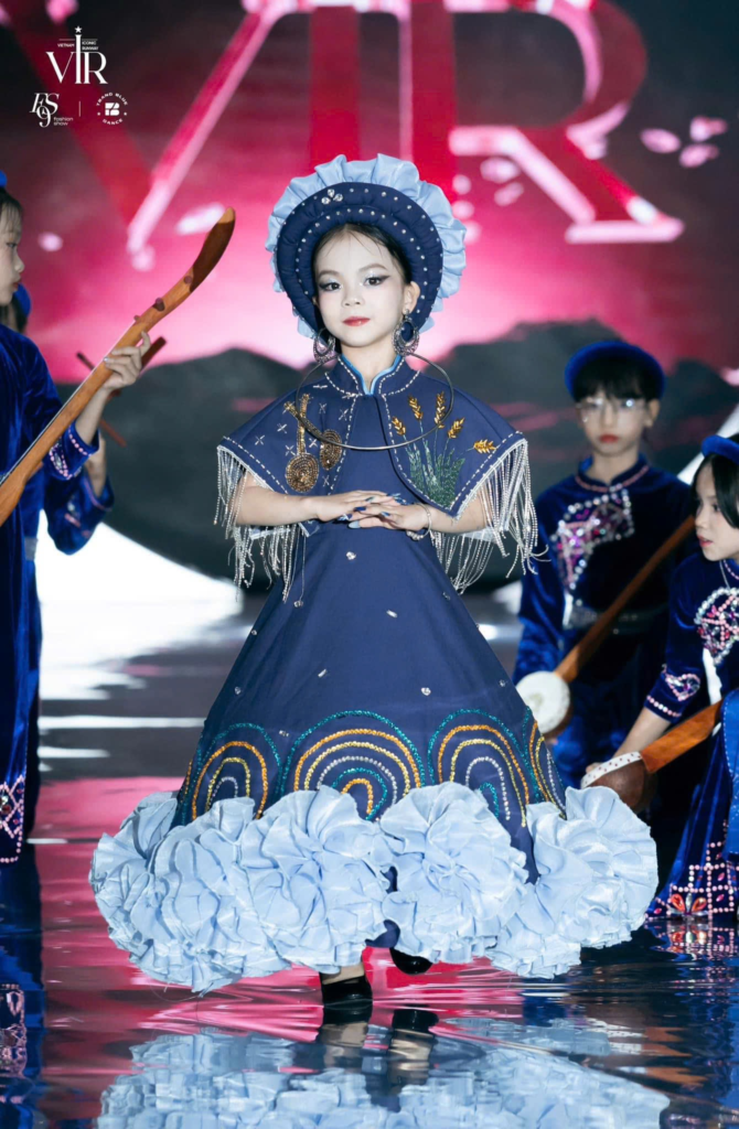 Đại sứ Văn hoá Nguyễn Nhật Hạ và phần trình diễn ấn tượng tại Vietnam Iconic Runway Cao Bằng 1 image 9