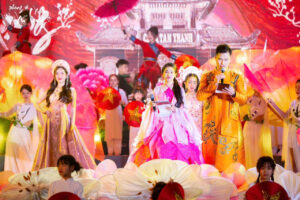 Á QUÂN MC NHÍ TOÀN QUỐC ĐOÀN PHƯƠNG LINH GHI DẤU ẤN TẠI VIETNAM ICONIC RUNWAY SEASON 3: “PHONG VỊ XUÂN XỨ LẠNG” 5 1863b481d49865c63c894