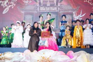 Á QUÂN MC NHÍ TOÀN QUỐC ĐOÀN PHƯƠNG LINH GHI DẤU ẤN TẠI VIETNAM ICONIC RUNWAY SEASON 3: “PHONG VỊ XUÂN XỨ LẠNG” 2 e86d360fab111a4f43002