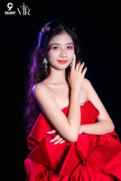 Nguyễn Huỳnh Yến Trang chiến thắng hạng mục "Siêu mẫu nhí Xuất sắc 2025" tại Vietnam Iconic Awards 2025 2 594064878 122197618838500992 8051170950911234515 n