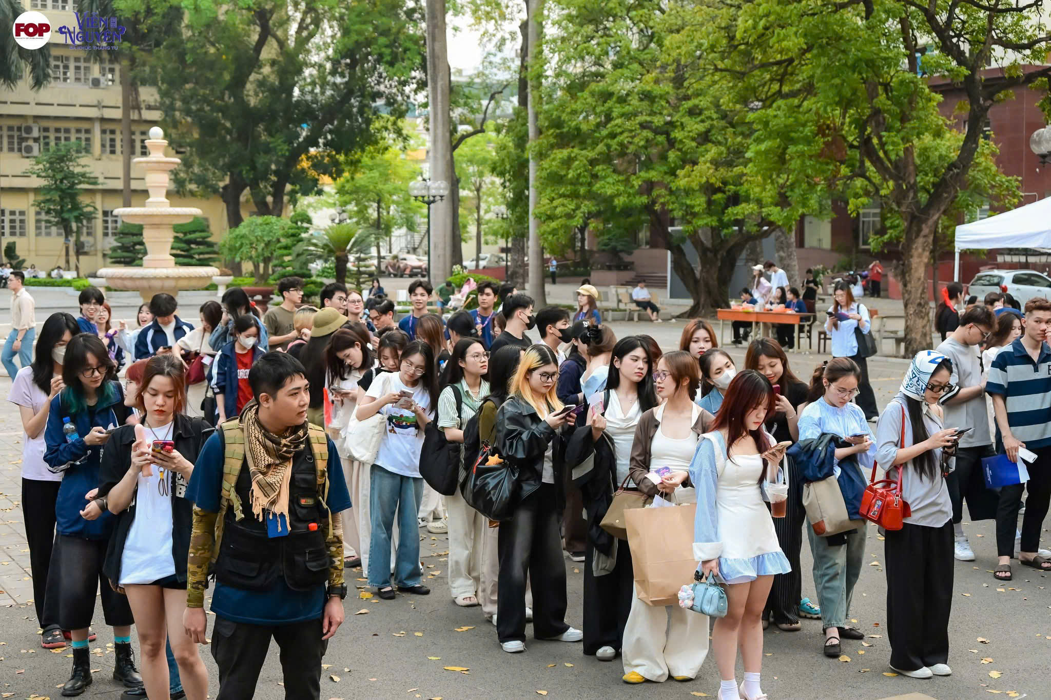 Dạ Khúc Tháng Tư trở lại khẳng định dấu ấn riêng của sinh viên trường Báo 1 Trong mỗi mùa tổ chức, chương trình Dạ Khúc Tháng Tư luôn thu hút sự tham gia đông đảo của sinh viên trường Báo. (Ảnh: BTC)