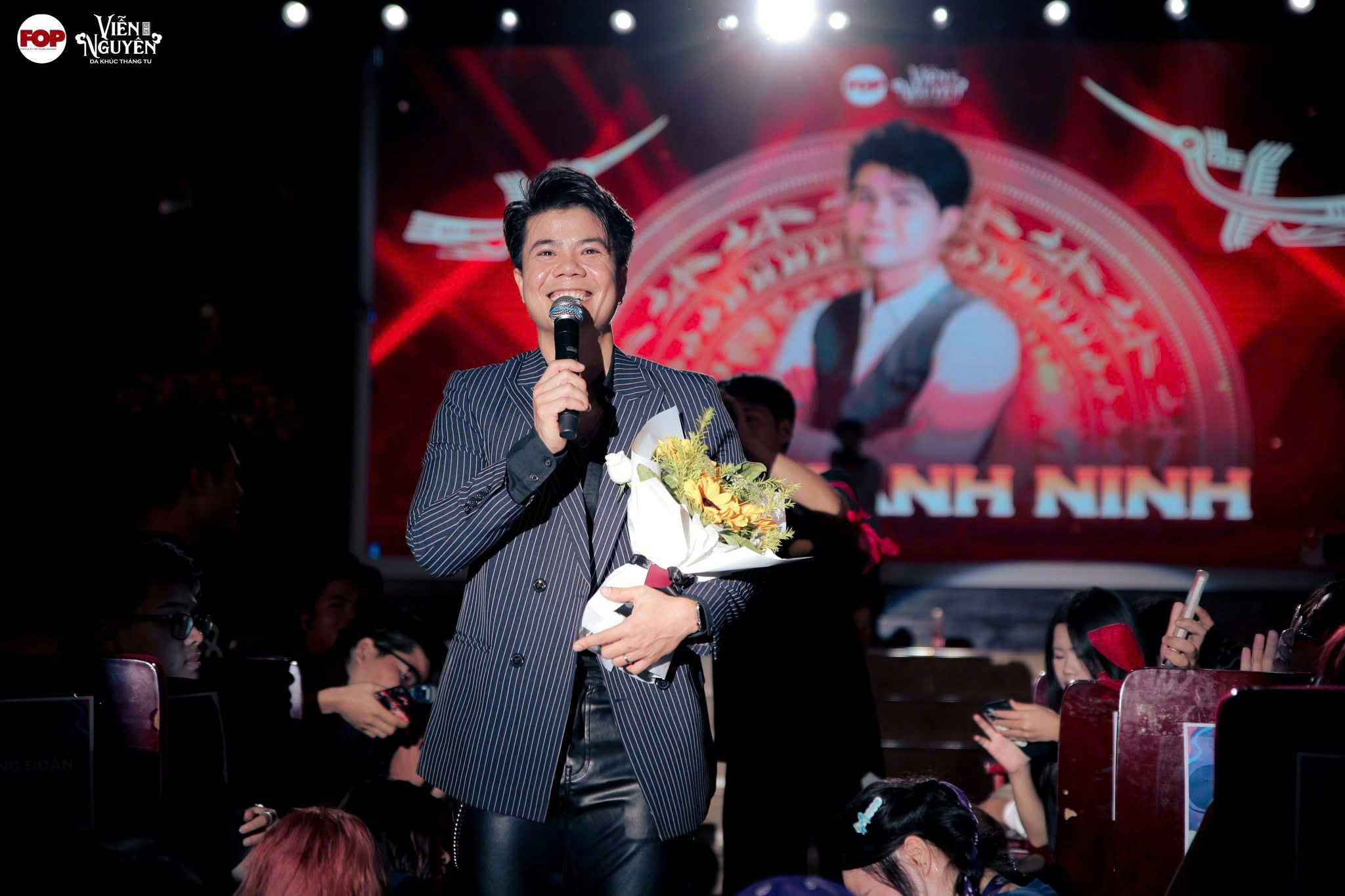 Dạ Khúc Tháng Tư trở lại khẳng định dấu ấn riêng của sinh viên trường Báo 3 Ca sĩ Đinh Mạnh Ninh đem tới những “bản tình ca” bất hủ trong đêm nhạc hội của Dạ Khúc Tháng Tư 2025. (Ảnh: BTC)