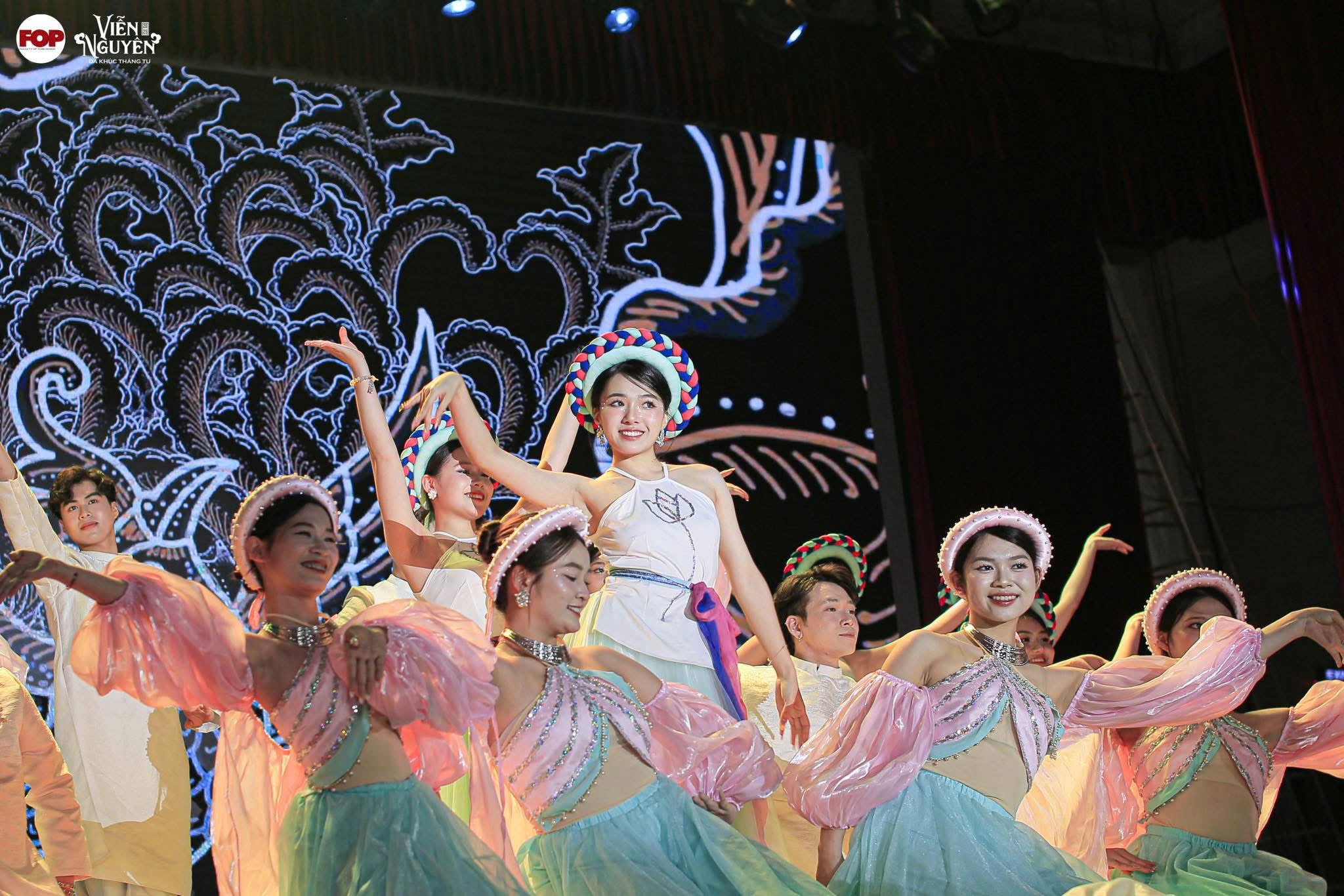 Dạ Khúc Tháng Tư trở lại khẳng định dấu ấn riêng của sinh viên trường Báo 5 Không gian âm nhạc đặc sắc được thể hiện qua tài năng và sự sáng tạo sinh viên trường Báo. (Ảnh: BTC)