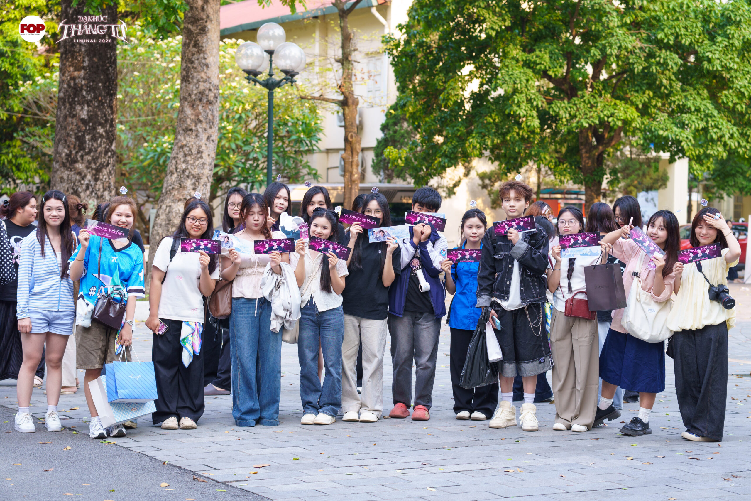 Đông đảo sinh viên có mặt từ sớm, xếp hàng chờ tham dự đêm nhạc. (Ảnh: BTC)