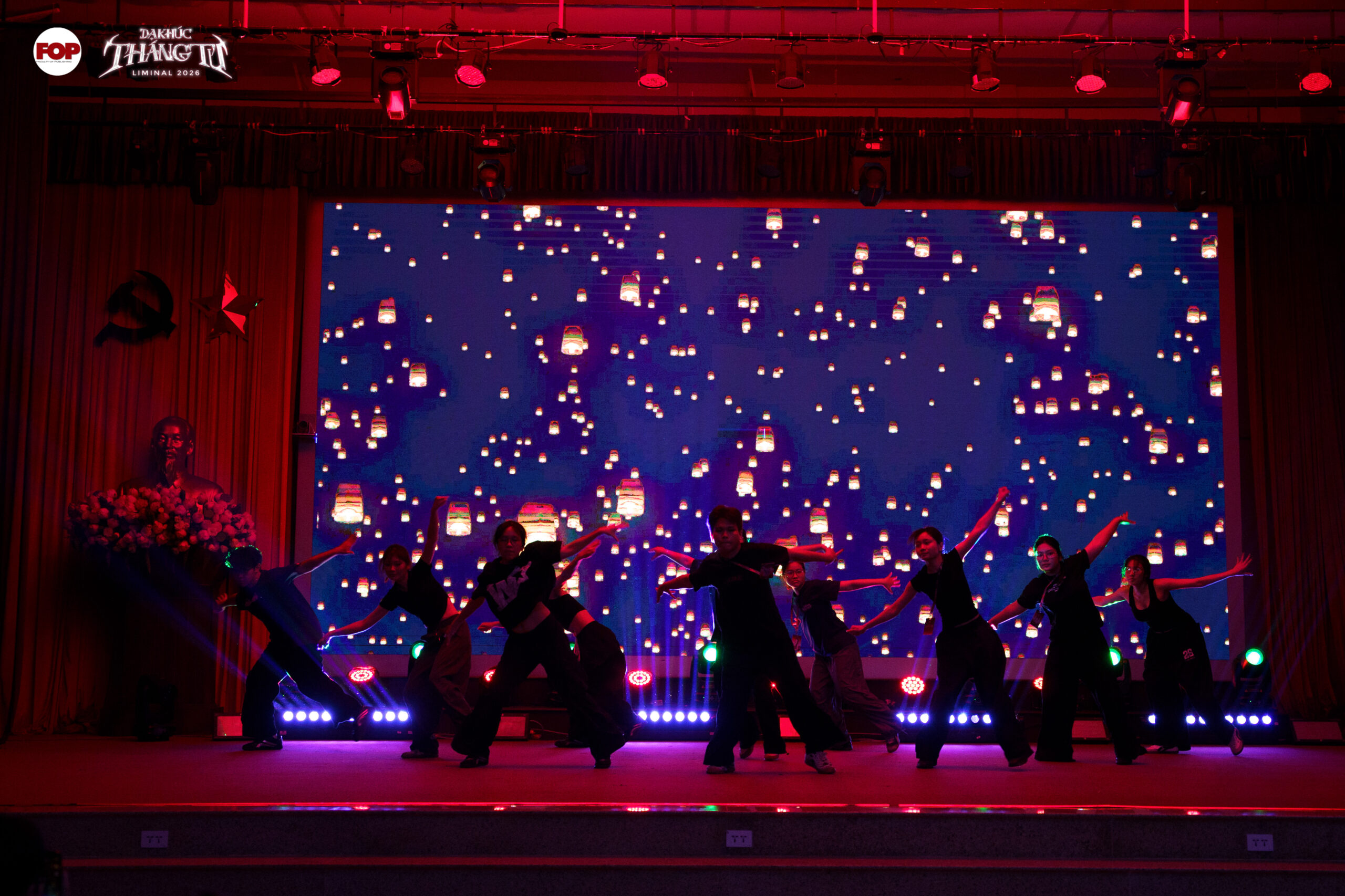 Không gian sân khấu được hoàn thiện trong buổi tổng duyệt với hệ thống ánh sáng và màn hình được lắp đặt đồng bộ. (Ảnh: BTC)