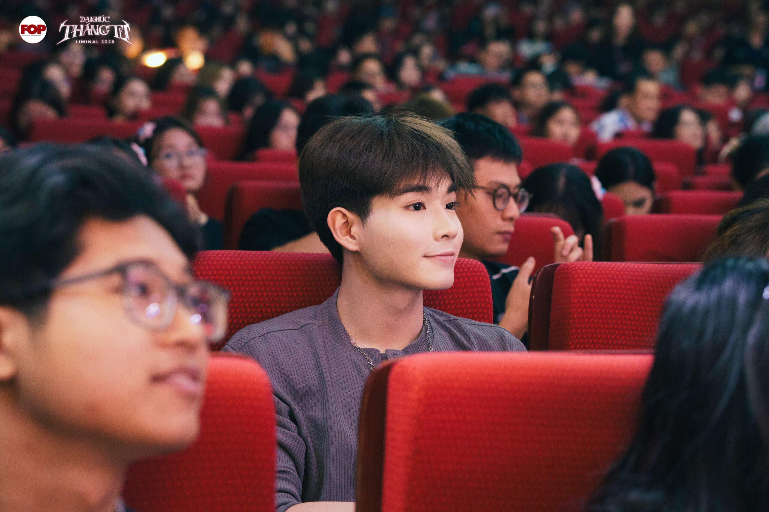 Khán giả tập trung theo dõi những tiết mục văn nghệ rực rỡ và đầy năng lượng của sinh viên trường Báo. (Ảnh: BTC)