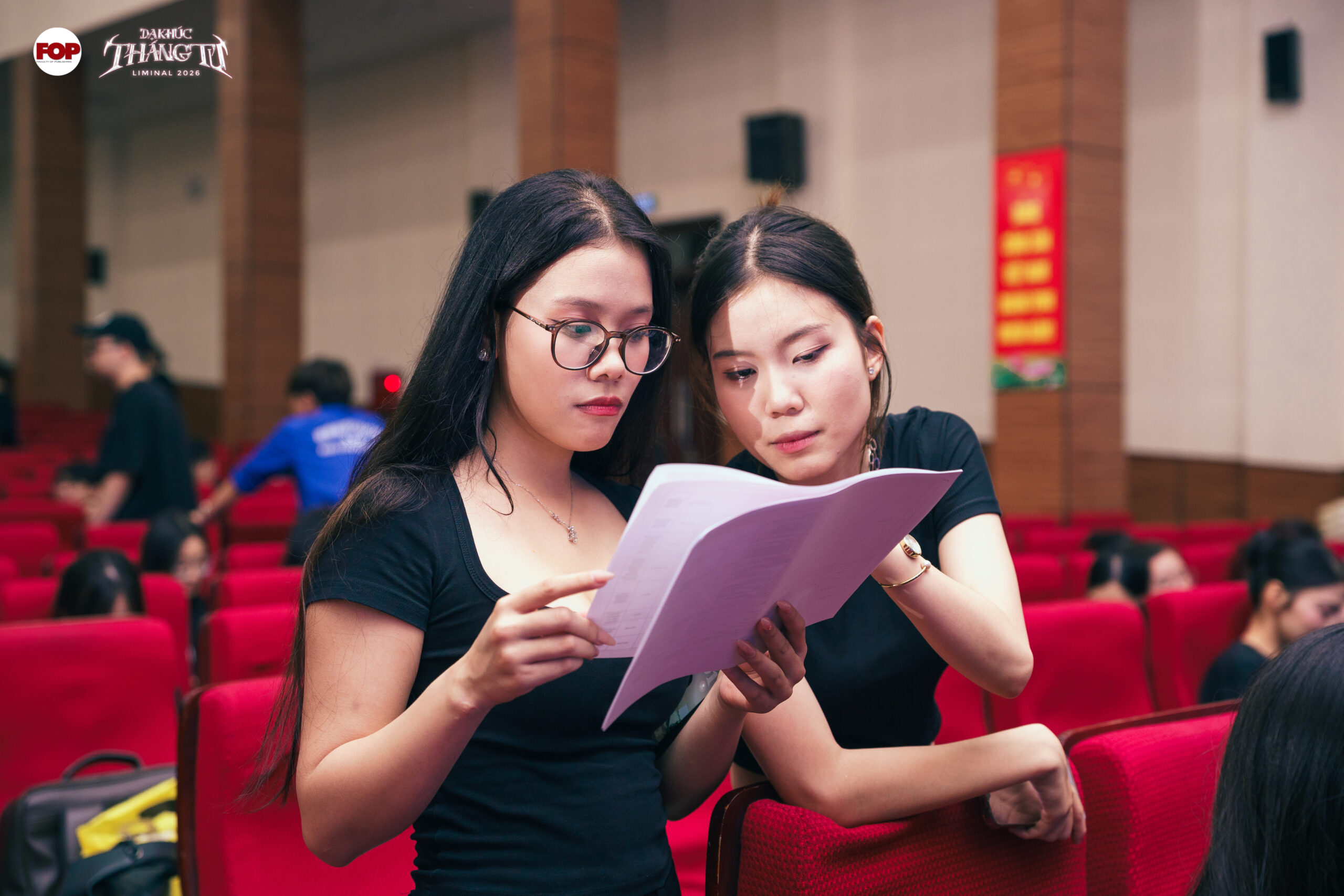 Các thành viên Ban Tổ chức kiểm tra và điều chỉnh các hạng mục kỹ thuật trước giờ tổng duyệt. (Ảnh: BTC)