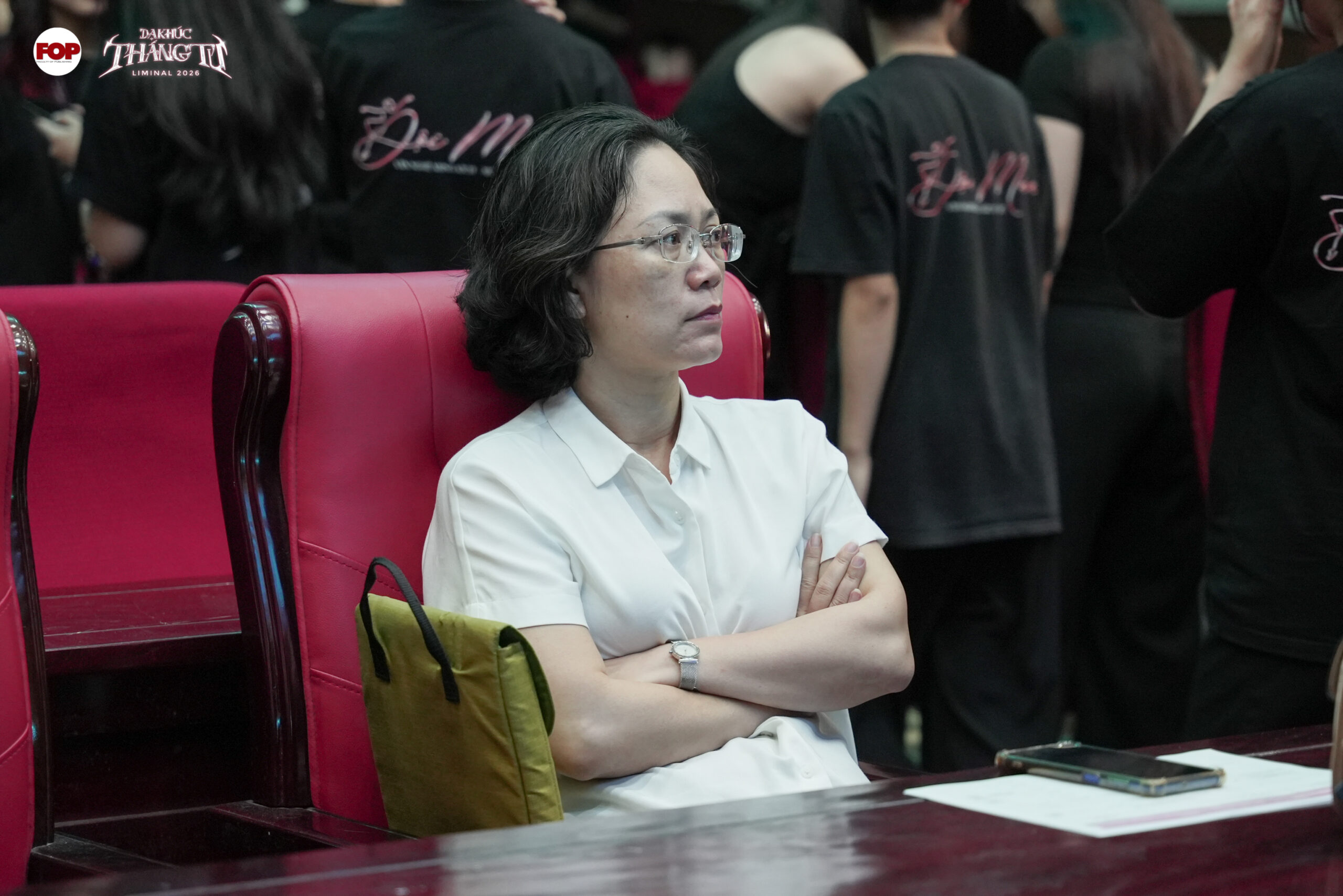 Các thầy cô Khoa Xuất bản theo dõi sát sao buổi tổng duyệt. (Ảnh: BTC)