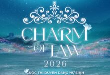 Bộ nhận diện của Charm Of Law 2026 với màu chủ đạo là xanh ngọc - tượng trưng cho sự giao thoa của sông nước và núi non, thể hiện sâu sắc tinh thần tươi trẻ, tràn đầy sức sống của mùa giải năm nay.