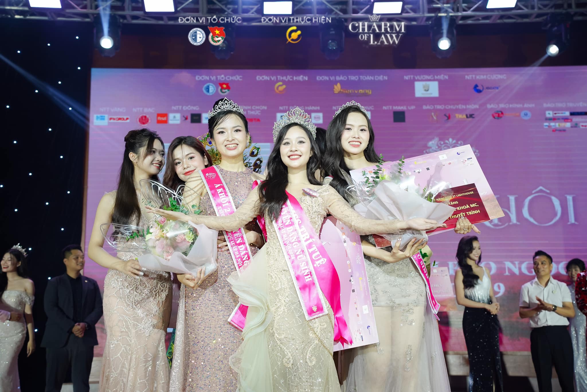 Hoa khôi và Á khôi 1, 2 của Charm Of Law 2024 rạng rỡ tại đêm chung kết trao giải.